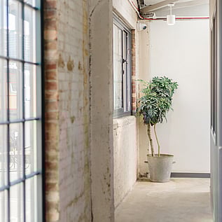 The 'Corner' studios; cosy, bright and the most budget-friendly category. A few benefit from a sunset view. Size ranges from 80 - 100 sqft.