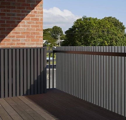 3D render of an aluminium screen and installed on balcony
