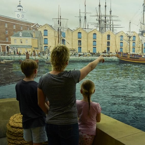 Mother pointing at the view at Fletcher&rsquo;s Mutiny Cyclorama