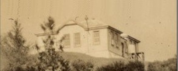 The Kūaotunu School in the 1930s. The room on the right hand side today forms the main part of the Kūaotunu Hall.