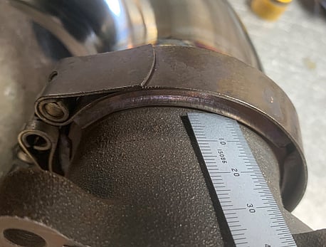 This picture shows the clamp with the retainer modifiy , this clamp is fully tightened and there is still around a 1-2mm gap between the retainer and body of the turbo housing