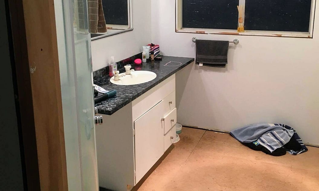 Image of weatherbImage of a weatherboard home's dated bathroom prior to its renovation by Coull Builders.