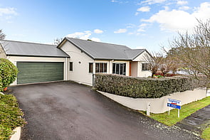 SOLD - 1 Sunnyhills Ave, Glenview$555,000