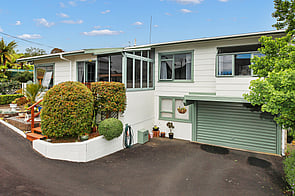 SOLD - 38 Houchens Rd, Glenview$800,000