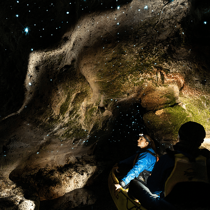 Couple in cave during Glow Worm Kayak Tour