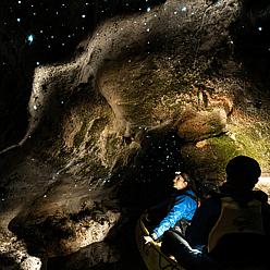 Couple in cave during Glow Worm Kayak Tour