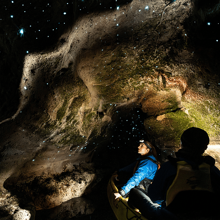 Couple in cave during Glow Worm Kayak Tour