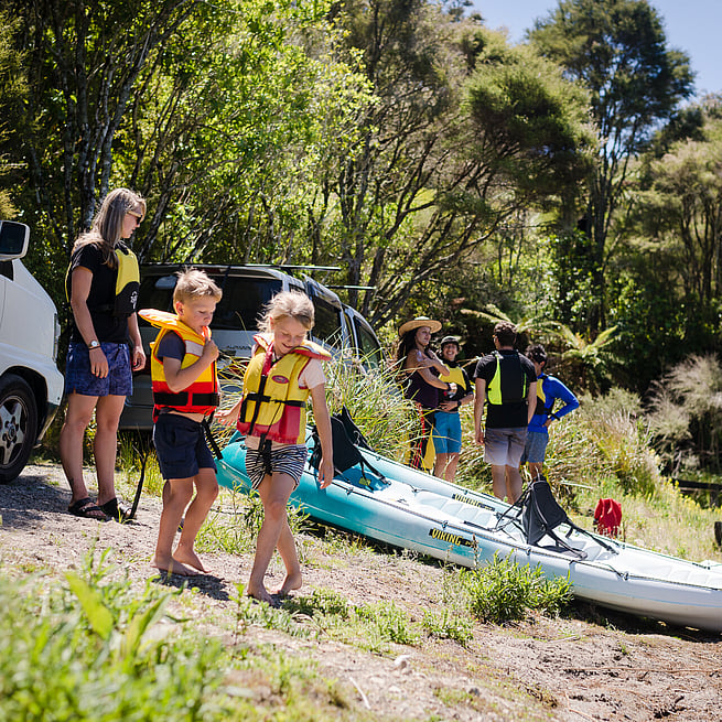 Kids and Groups arriving at Lake Rotomahana