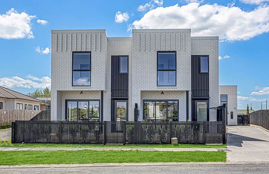  Image of a residential new build homes. A collection of six architecturally designed family townhouses on Tapu Road, Huapai, Auckland. Built by Auckland builders, Eden Construction. New Zealand.