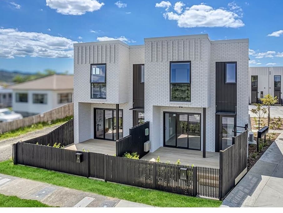 Image of a residential new build homes. A collection of six architecturally designed family townhouses on Tapu Road, Huapai, Auckland. Built by Auckland builders, Eden Construction. New Zealand.