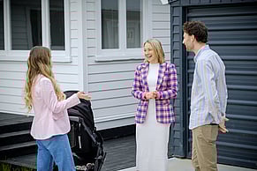 What does a mortgage adviser do?