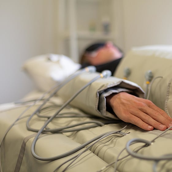 Image of a person relaxing during a FLOWpresso treatment