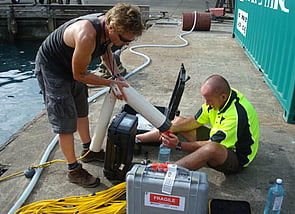 Towed proton magnetometer