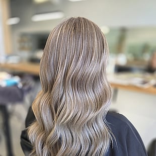 A blended low maintenance long wavy blonde hair colour by Hair by Shiyee.