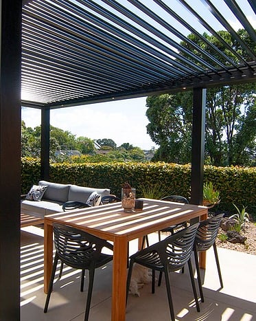 Outdoor patio with aluminium louvre roof system for sun control for a beautiful house in Rotorua