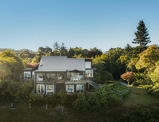 honeymoon/anniversaries - Free upgrade to a bottle of champagne & room treats