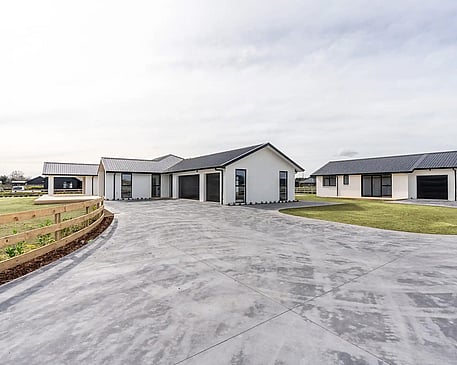 Image of modern family home with full self-contained dewelling and shed at Collinson Street, Pirongia, by Waikato residential builders Whitechurch Construction Limited.
