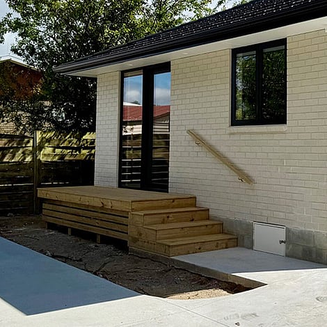 Image of new timber steps and decking to front entrance of new tiny home build. Built by Ardent Maintain, a division of Ardent Building Developments. Hamilton, Waikato, New Zealand.