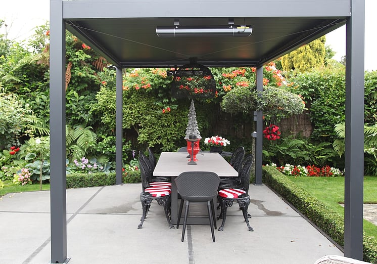 Louvre over outdoor dining space