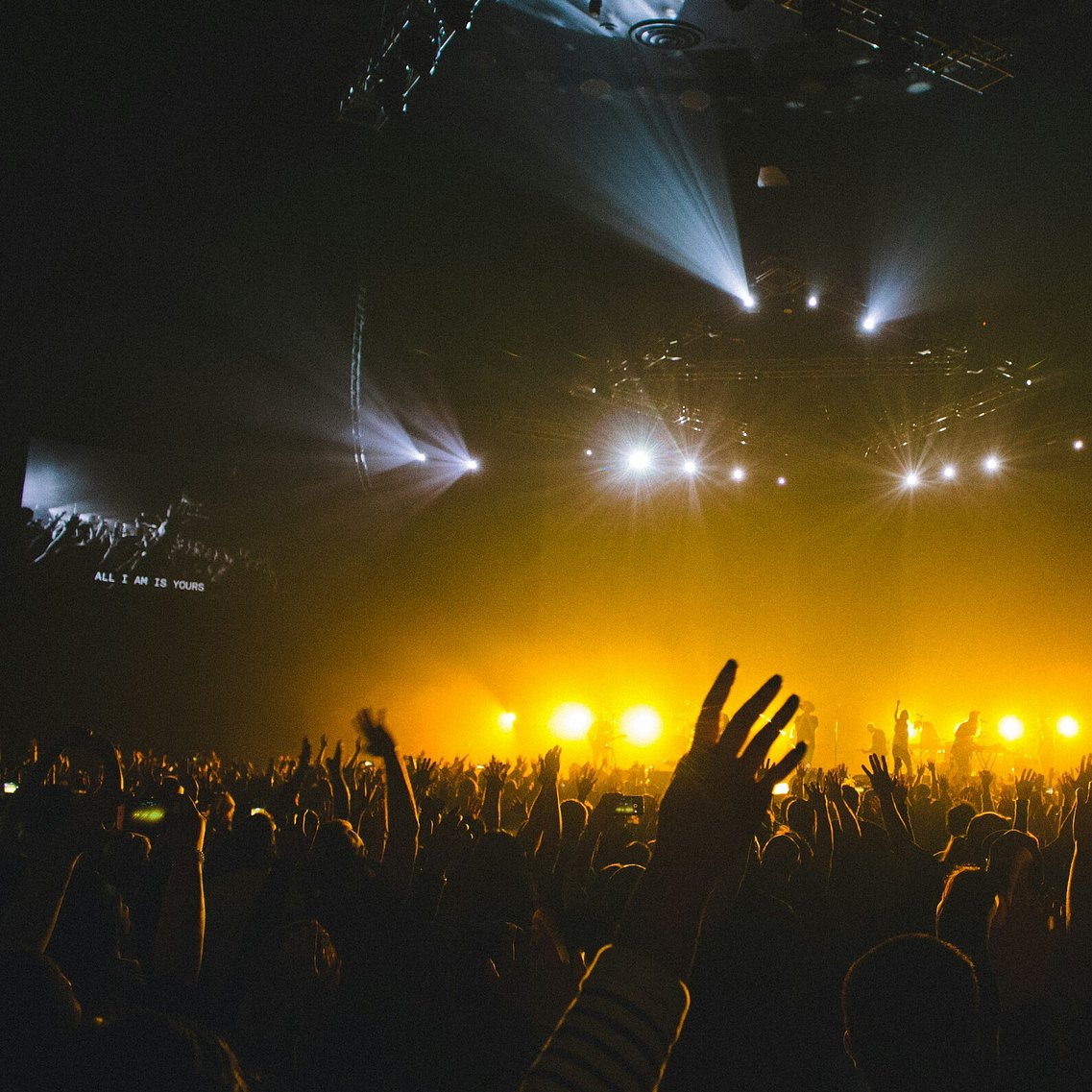 Stars in Your Eyes Wānaka.  Local performing singing to the crowd.