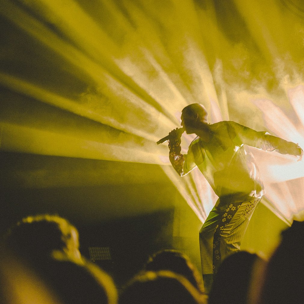 Stars in Your Eyes Wānaka.  Local performing singing to the crowd.