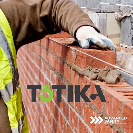 Totika and Advanced Safety. Brick laying health and safety. Hi Vis Vest. Construction.