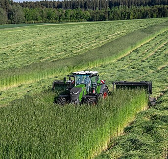 Fendt 800 Vario Gen5 tractor with triple mowers