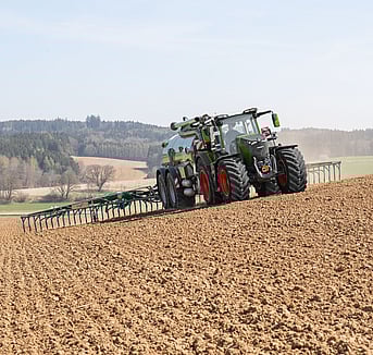 Fendt 800 Vario Gen5 in the field