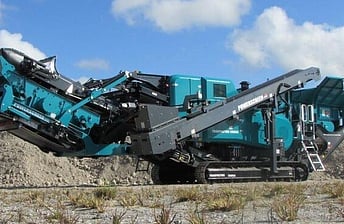 powerscreen trakpactor 260SR rock crushing machine at work in a quarry site in New Zealand