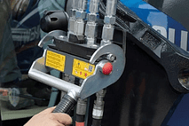 2 - With the Hydro-Fix all hydraulic lines can be connected to the tractor at the same time. The front loader is lifted slightly to hold the locking pin in position in the catch hook of the connection support.