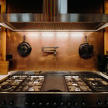 larger gas cooker top with copper splashback