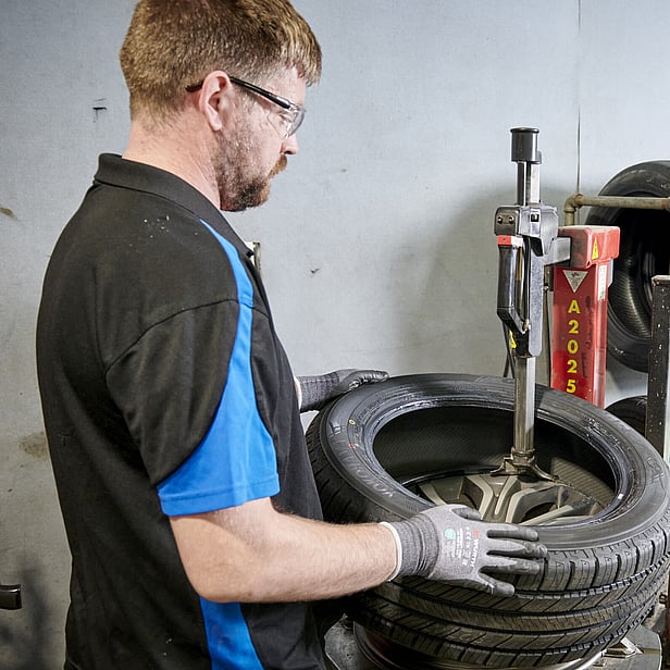 Cambridge Tyre and Alignment - changing out tyre