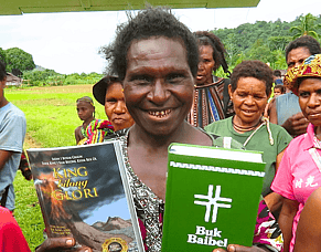 Thousands of King bilong Glori books take wing with MAF