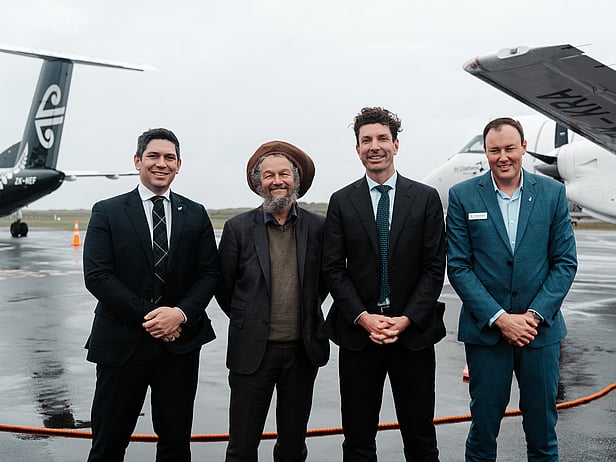 Mayor and Airline operators posing