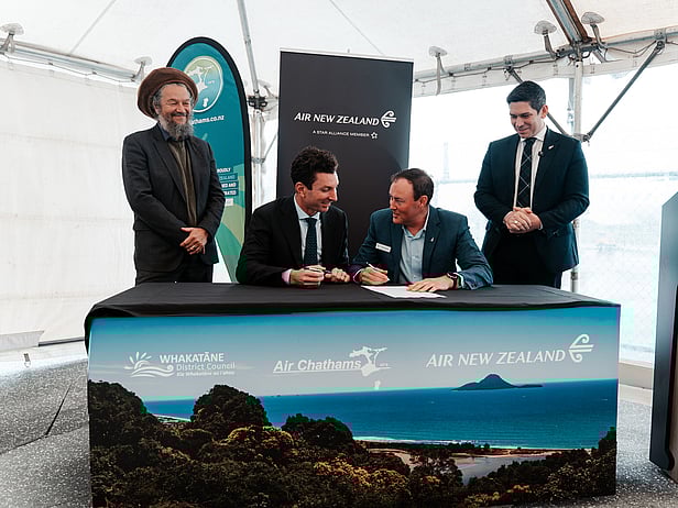 Mayor and Airline operators signing agreement