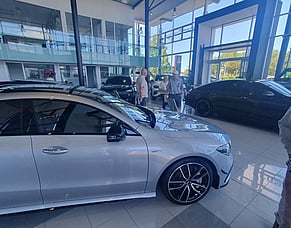 A Sunday of Stars: Mercedes‑Benz, Metrology and Mechanical Mastery