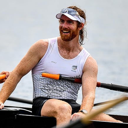 SK Rowing, skrowing, Shaun Kirkham Tokyo Olympic gold medalist holding rowing boat on his shoulder. Rowing mentoring, Corporate speaking, Team culture builder