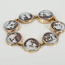 Cameo jewellery set in gold