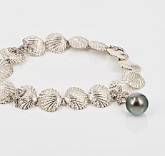 White gold shell bracelet with a Tahitian pearl