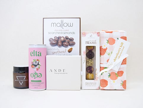 NZ WISH KIT, TEATOWEL, CHOCOLATES AND A MOCKTAIL