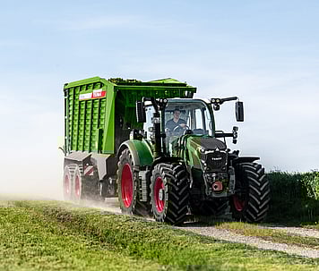 Fendt 600 Vario with Loader Wagon