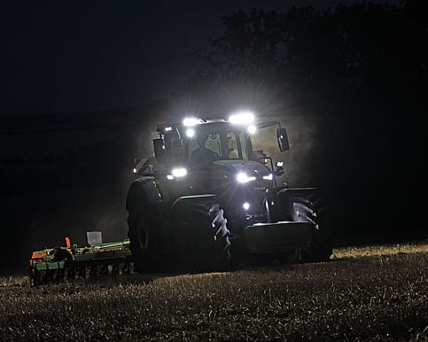 Fendt 800 Vario Gen5 tractor front fully lit up