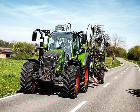 Fendt 600 Vario with Rake / Tedder