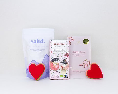 BEAUTIFUL NZ BATH SALTS AND TEA WITH CHOCOLATE