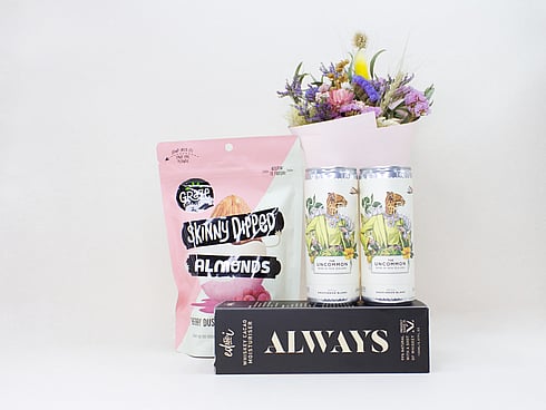 Beautiful NZ Gift with Dried Flowers, Wine and Dried Flowers