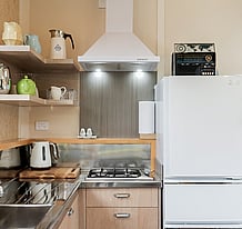 Kapiti Stay - Relax in our 2 bedroom retreat with all the comforts of home.  With a choice of a King size bed (or King Singles), and Queen bed with luxurious linen.  A well-appointed kitchenette with hob, or cook your evening meal using our indoor woodfire oven or outdoor bbq.