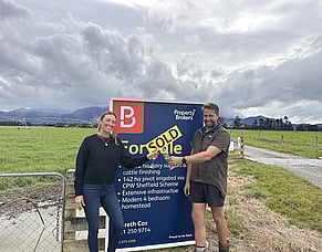 FONTERRA &amp; ASB FIRST FARM AWARD WINNERS SIGN UP THEIR FIRST FARM