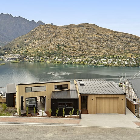 Remarkable View Hill site build.