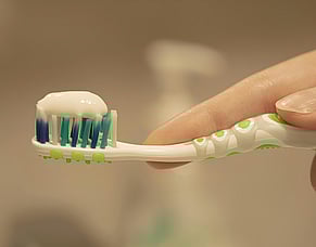 To rinse or not to rinse after brushing? What the evidence says