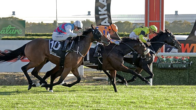 Khanshe winning the Gr.2 Travis Stakes (2000m).  - Photo: Kenton Wright (Race Images)